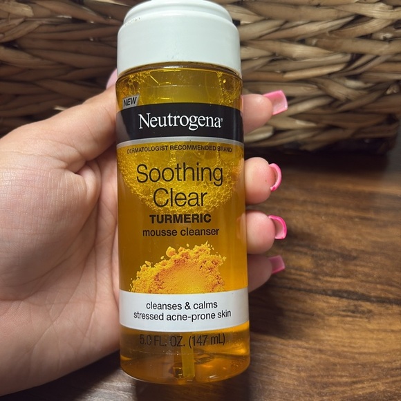 Neutrogena Soothing Clear Turmeric Mousse Cleanser DISCONTINUED - Picture 2 of 5